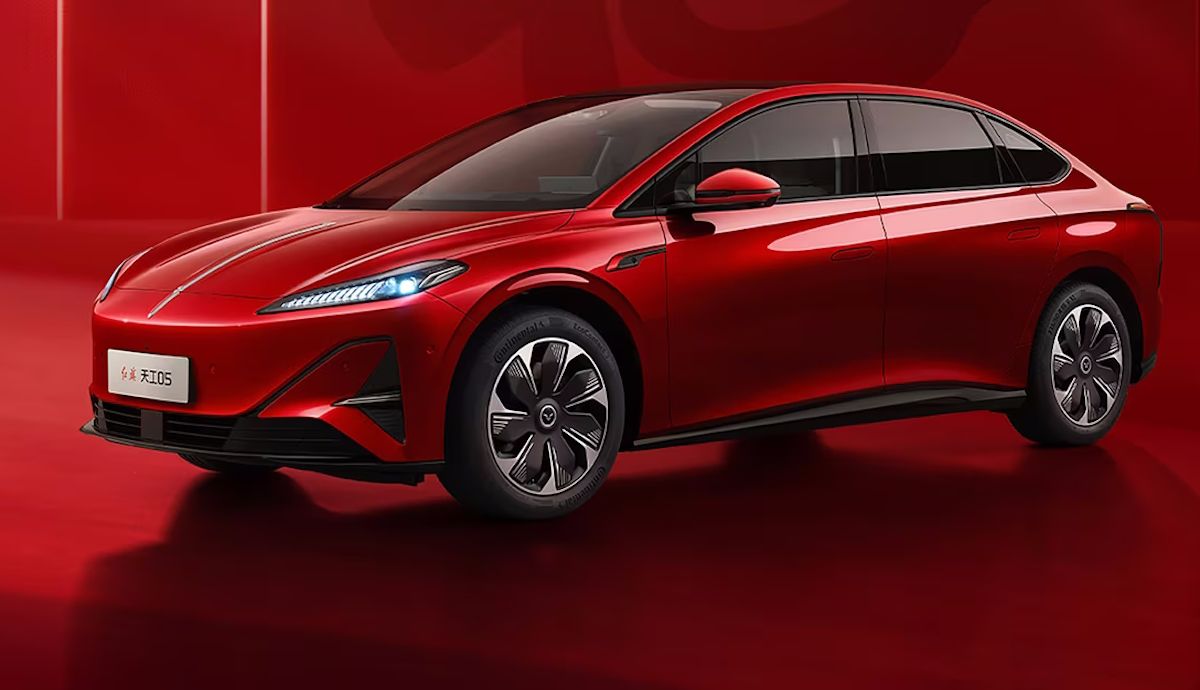 Así es la nueva berlina china que promete mejorar al Tesla Model 3, con 750 km ya de autonomía