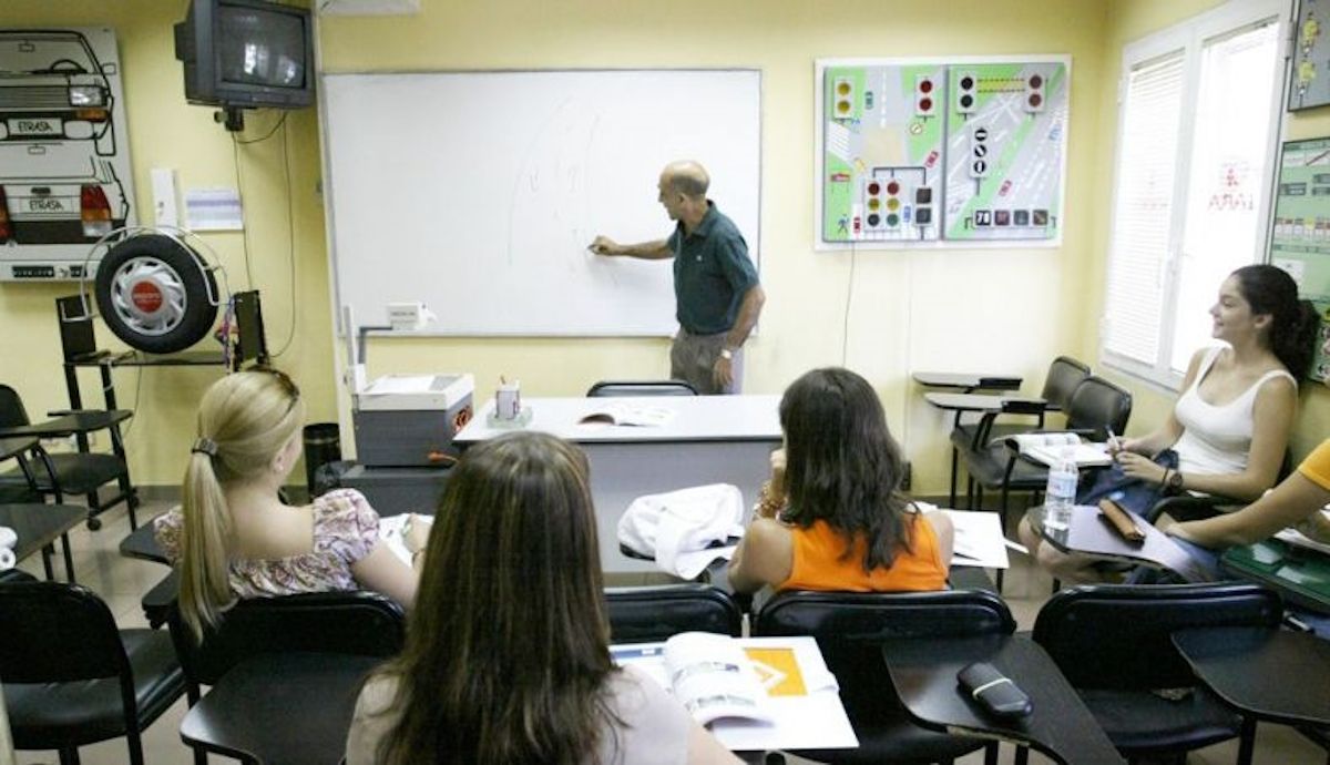 El anuncio de la DGT que no va a gustar nada a las autoescuelas y refleja un gran problema de base