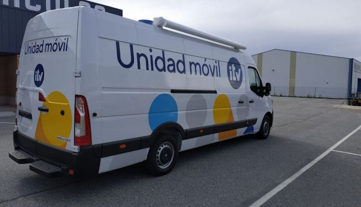 Así son las inspecciones obligatorias que realiza ya la DGT en carretera, con nuevas ITV móviles