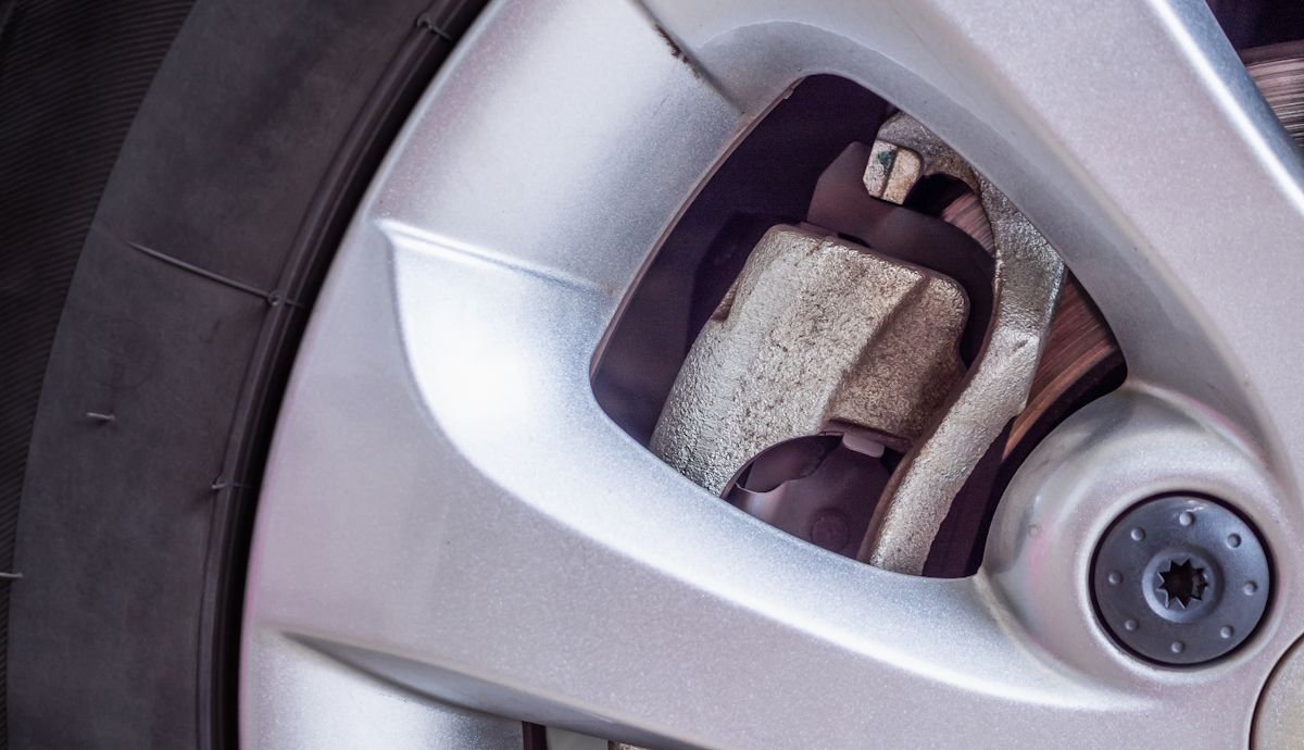 Por qué chirrían los frenos del coche y qué problemas o averías pueden anticipar
