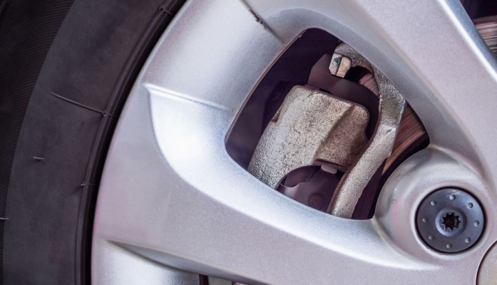 Por qué chirrían los frenos del coche y qué problemas o averías pueden anticipar