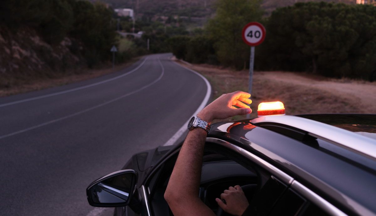 Estos son los vehículos que ya están obligados a llevar la luz V 16 conectada que sustituye a los triángulos