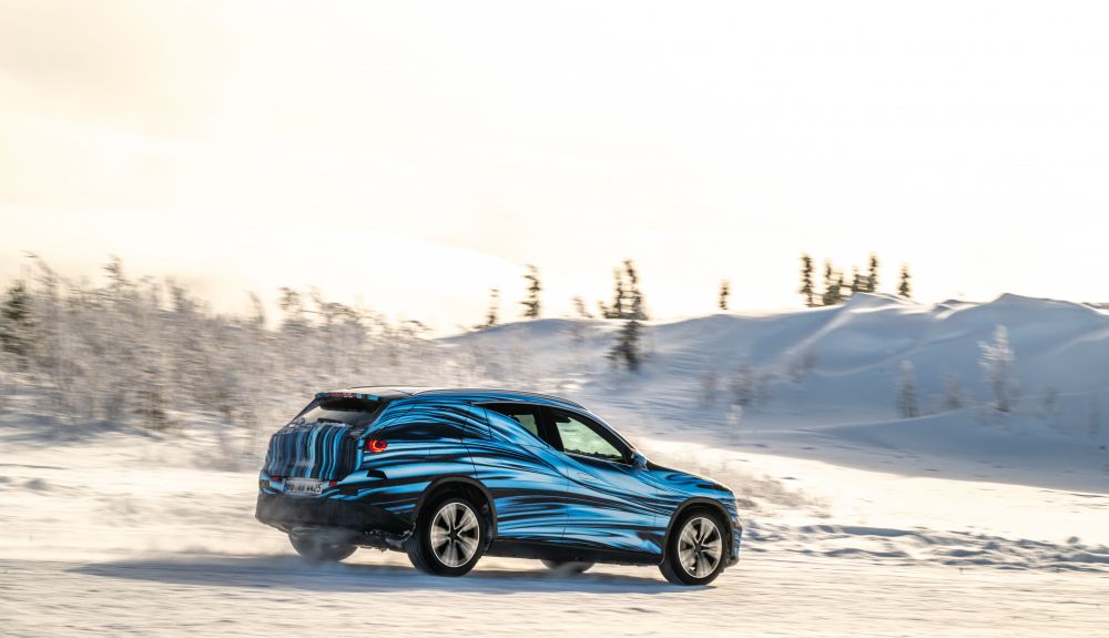 Los prototipos camuflados del Mercedes GLC eléctrico han viajado al Círculo Polar Ártico para las pruebas invernales