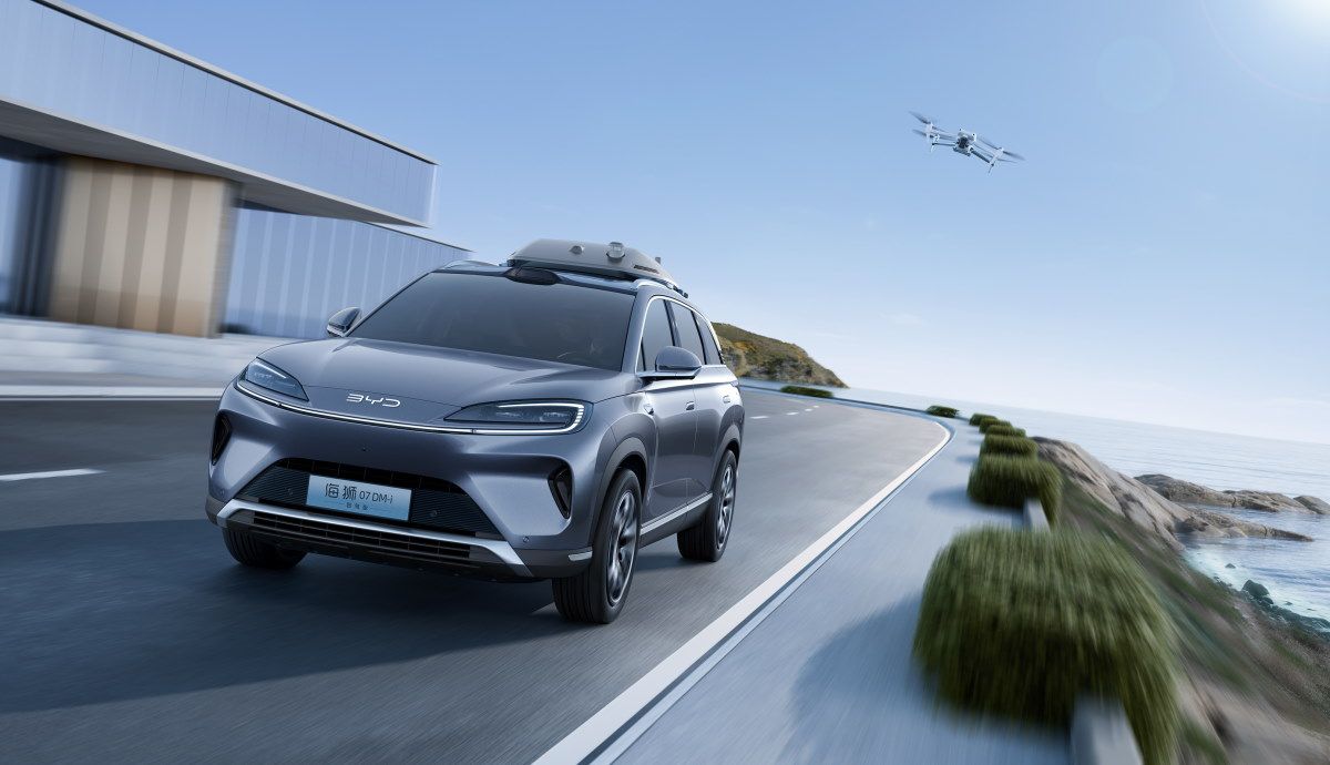 El primer dron que puedes llevar en el techo de tu coche ya está listo y, cómo no, viene de China