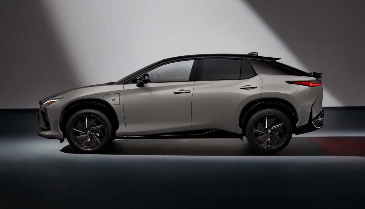 Lo mejor del nuevo Lexus RZ 2026 está en su interior. El SUV eléctrico estrena la dirección por cable