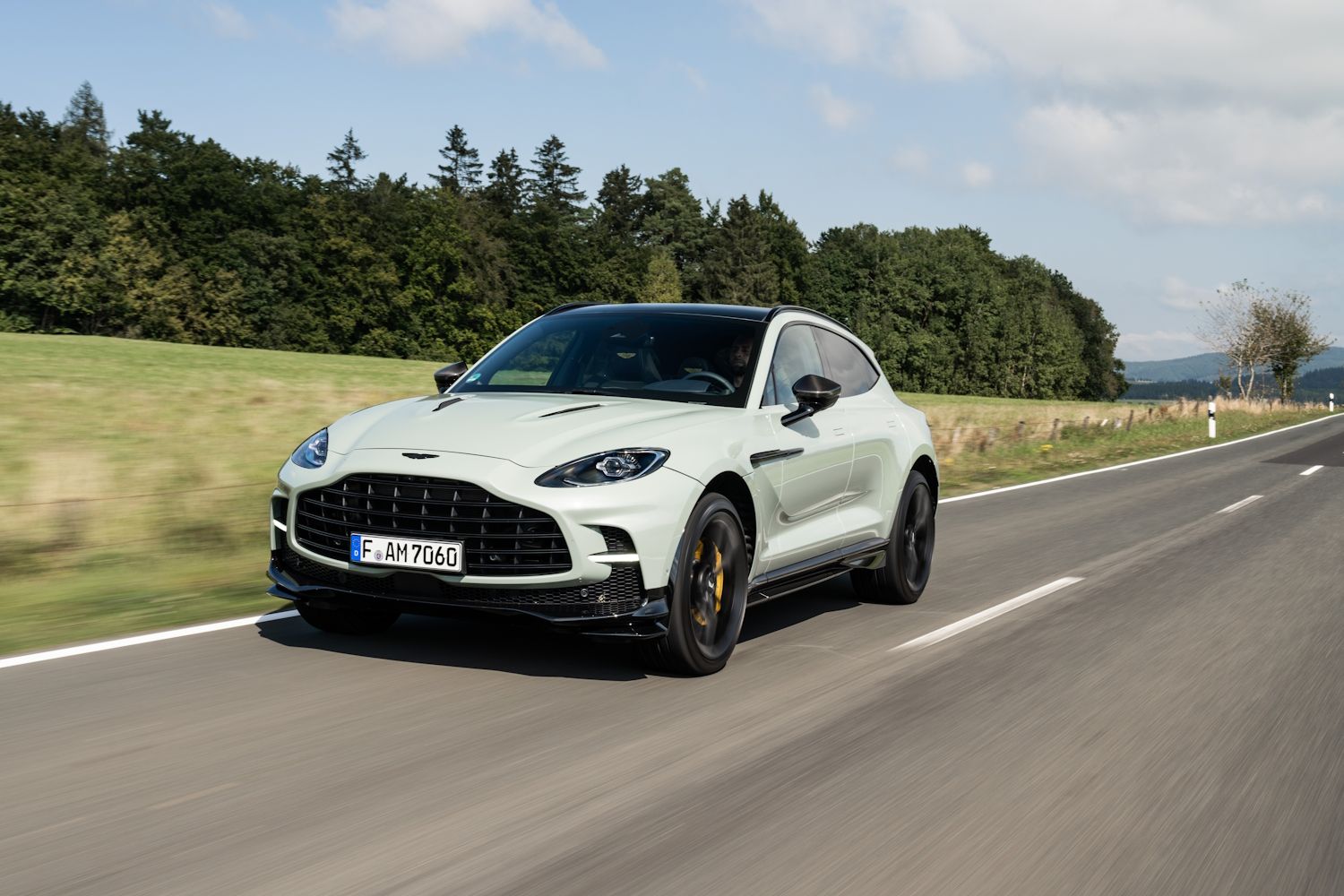Aston Martin DBX707