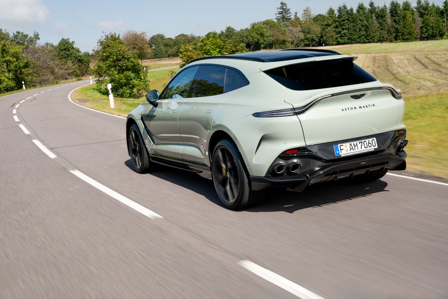 Aston Martin DBX707