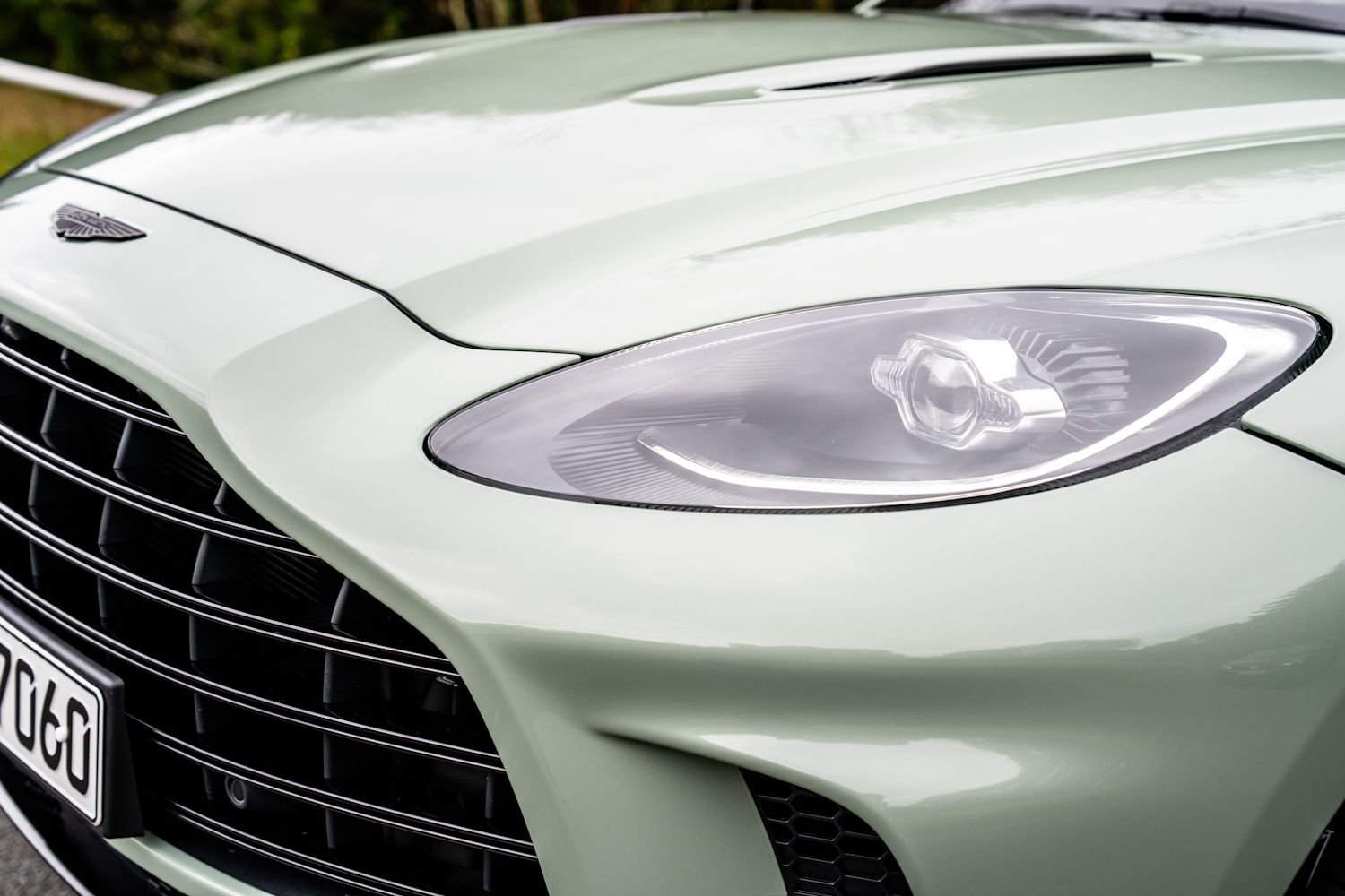Aston Martin DBX707