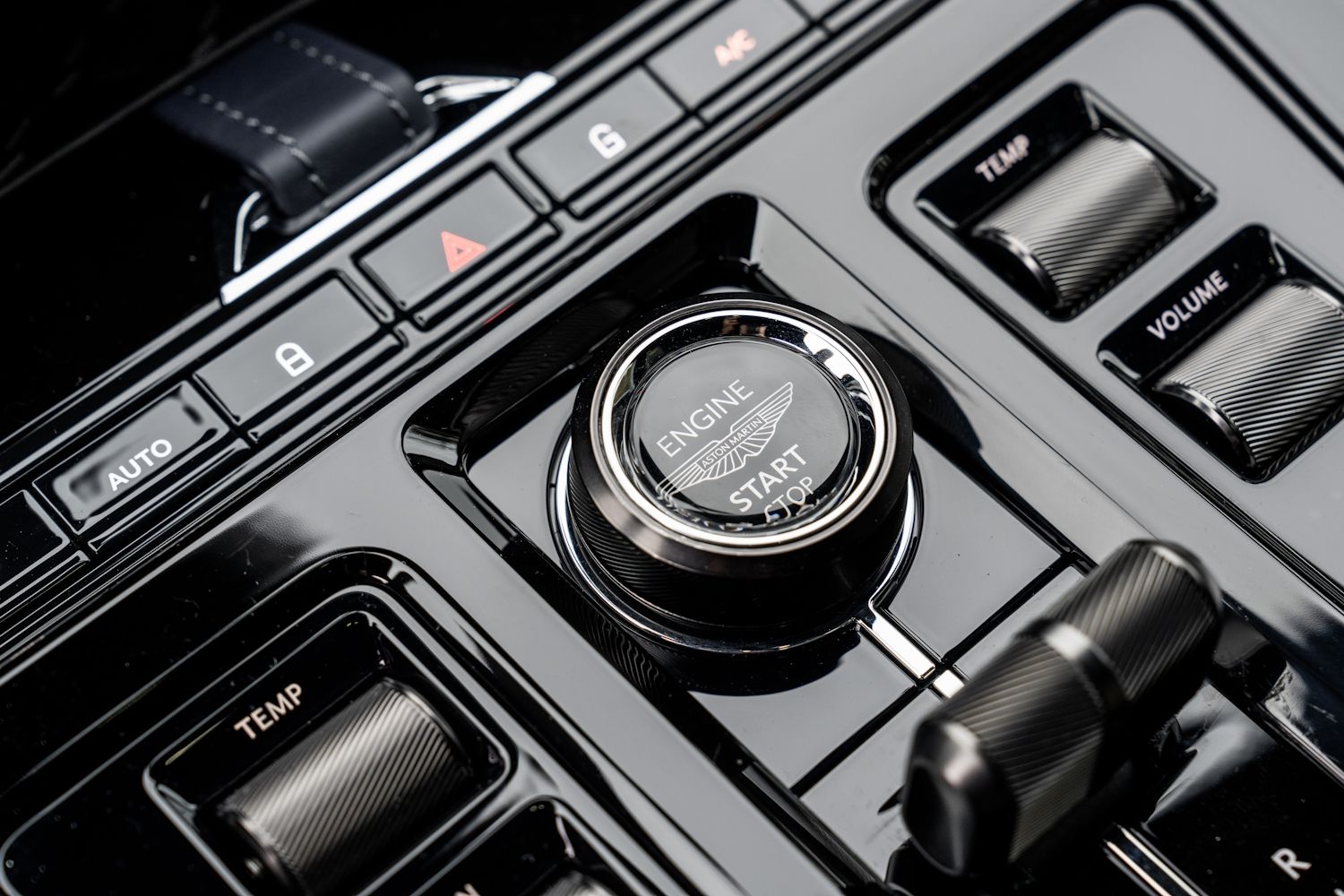 Aston Martin DBX707