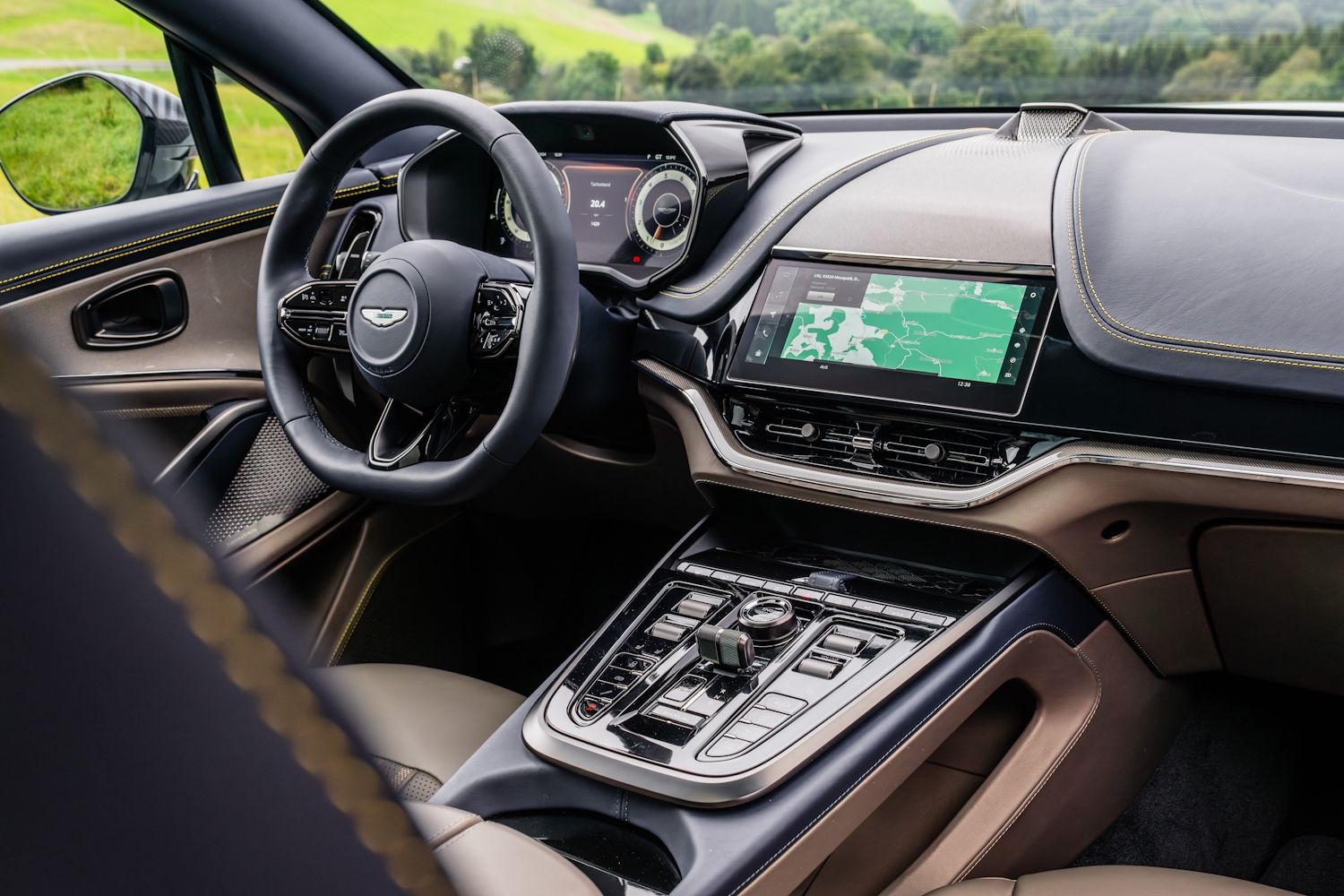 Aston Martin DBX707
