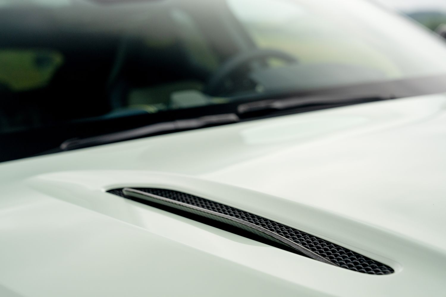 Aston Martin DBX707