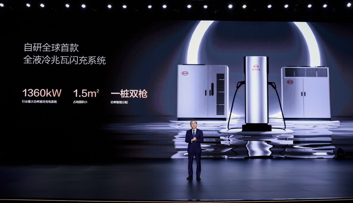 BYD quiere que cargues tu coche eléctrico igual de rápido que repostas un coche de gasolina