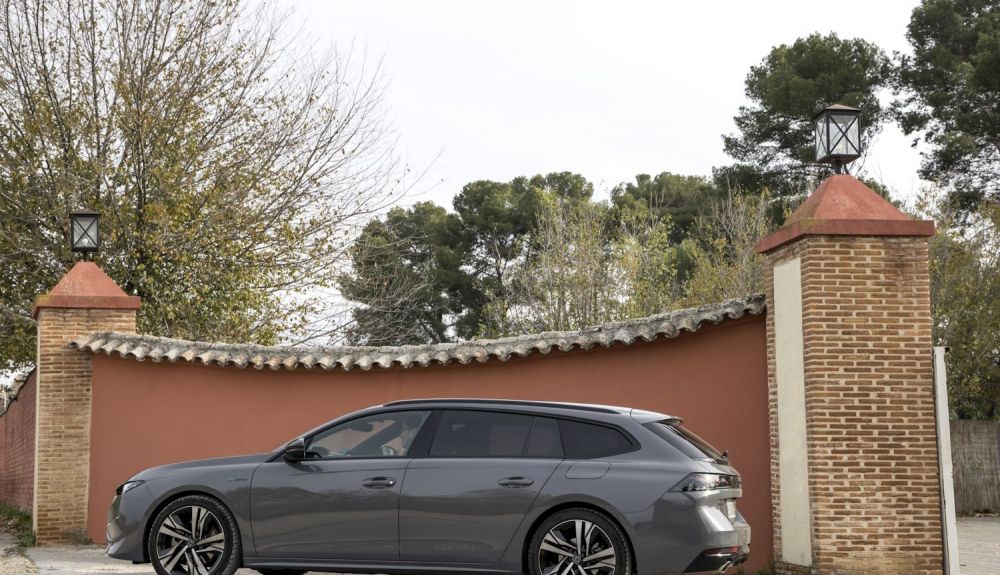 Peugeot 508 SW Plug-in Hybrid 225 CV Peugeot 508 SW Plug-in Hybrid 225 CV