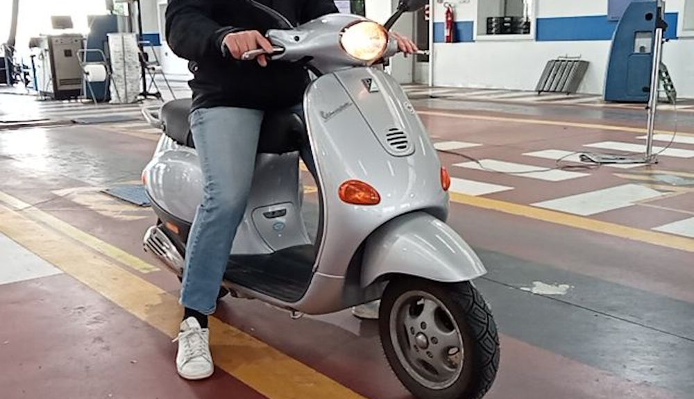 Ciclomotor pasando una revisión en una ITV madrileña Ciclomotor pasando una revisión en una ITV madrileña