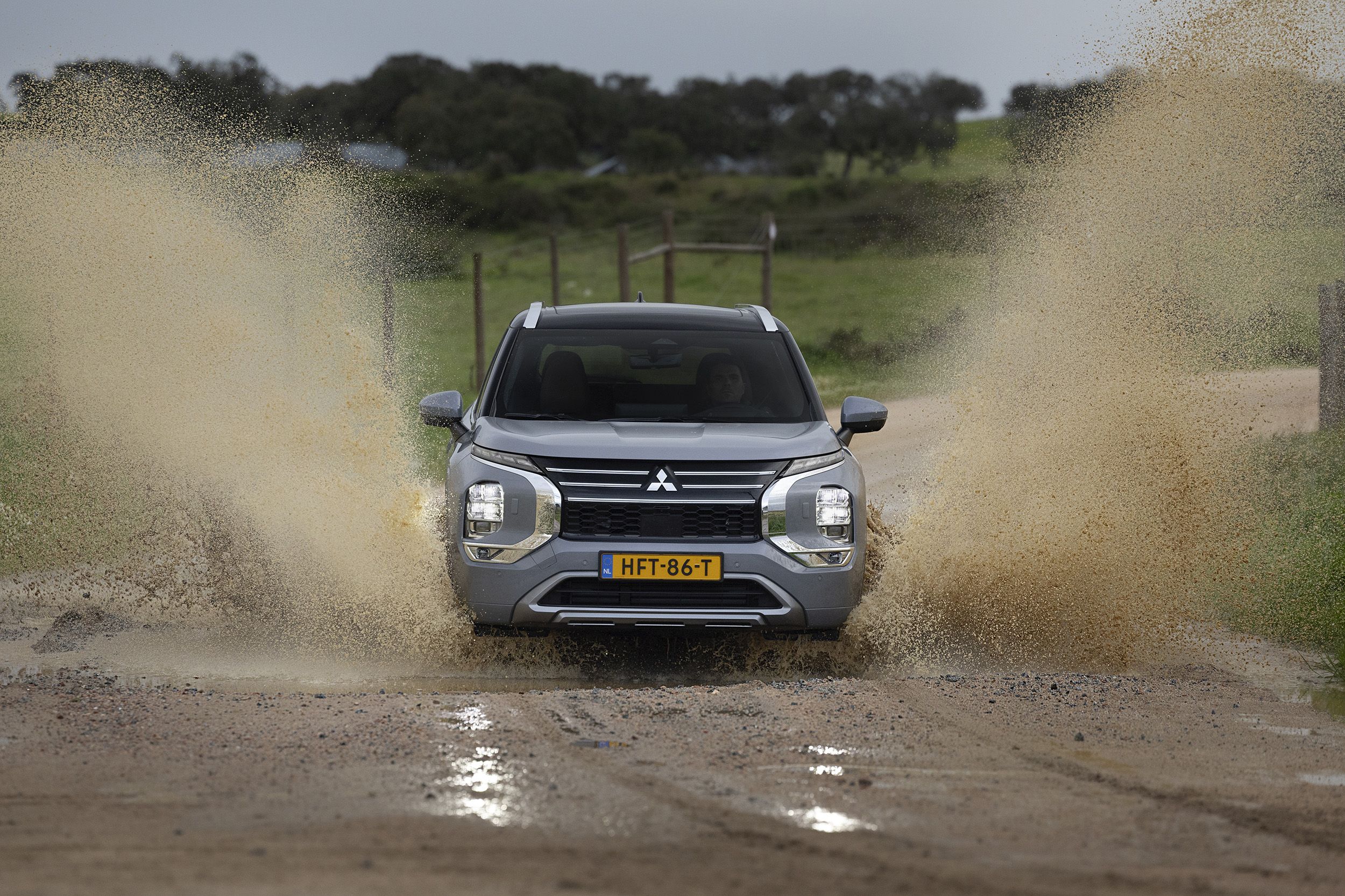 Mitsubishi Outlander PHEV 2025