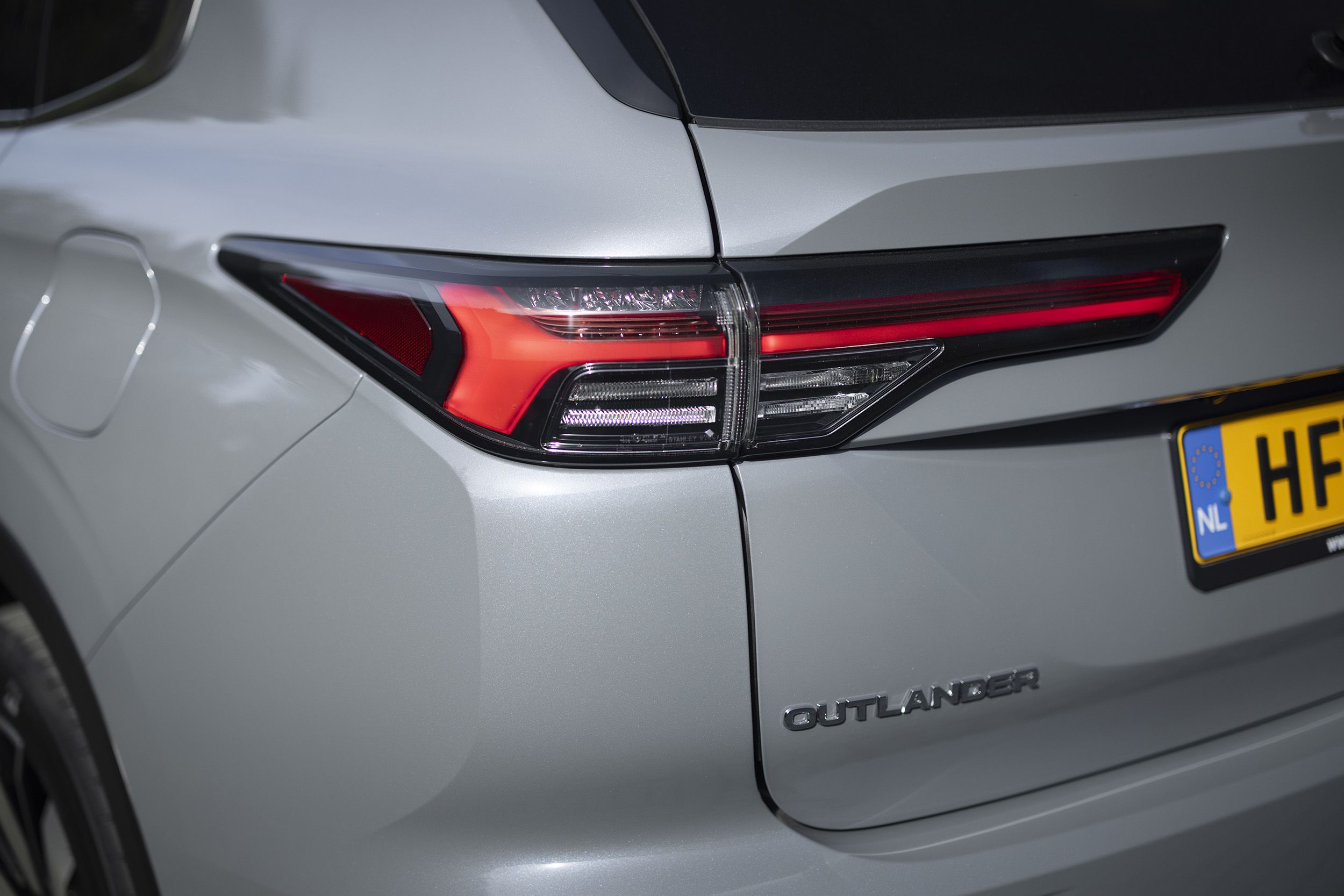Mitsubishi Outlander PHEV 2025