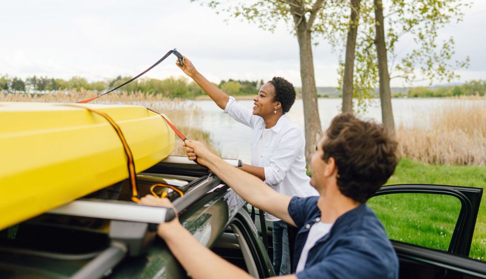 Es fundamental sujetar bien con cinchas el kayak al transportarlo en el coche Es fundamental sujetar bien con cinchas el kayak al transportarlo en el coche