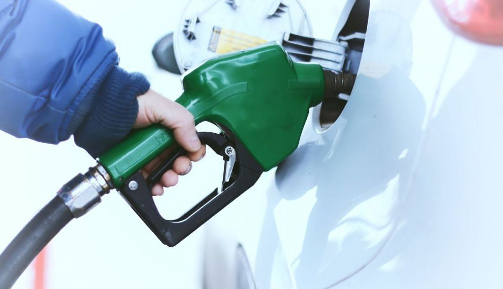 Es malo llenar el depósito del coche hasta arriba