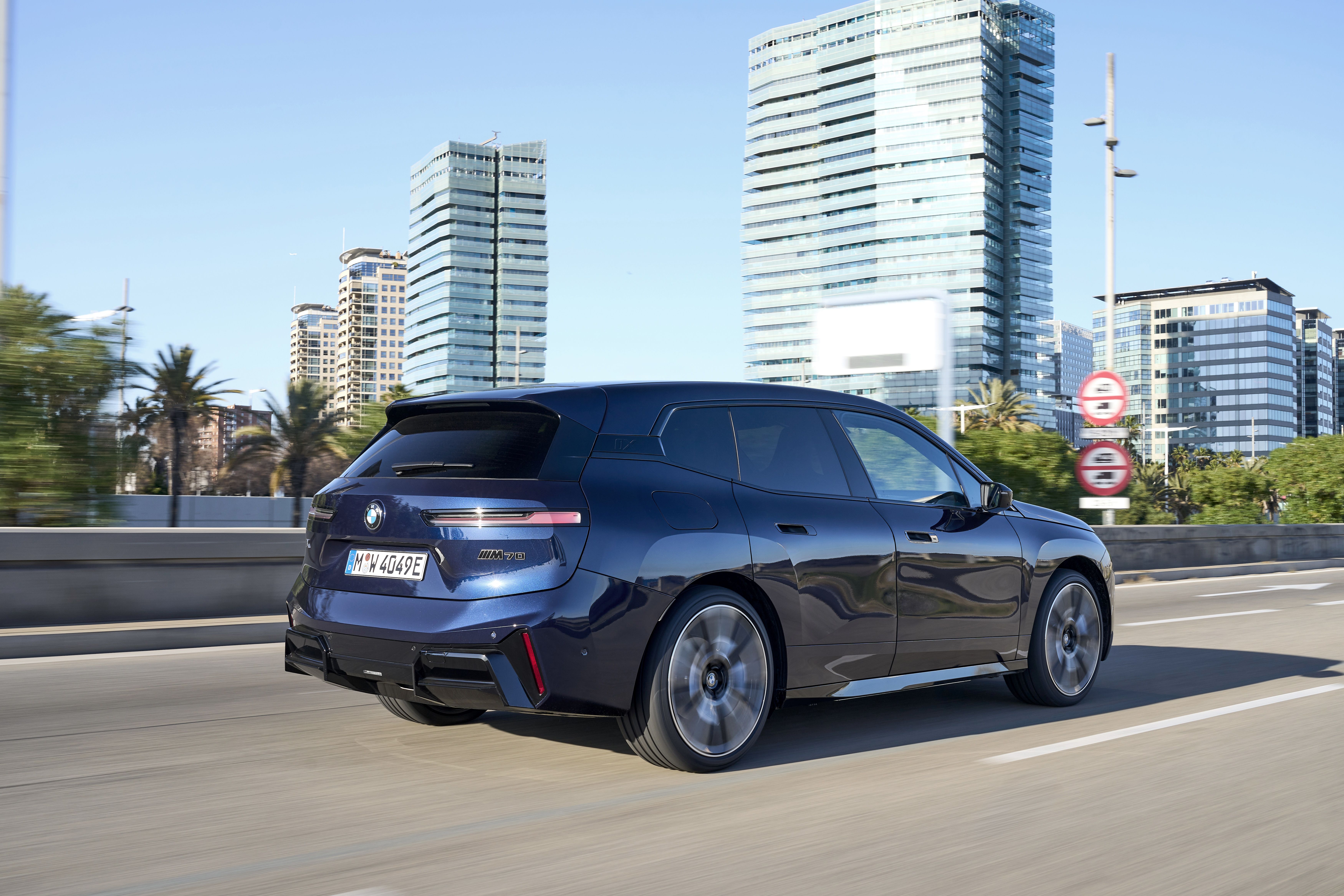 BMW iX M70