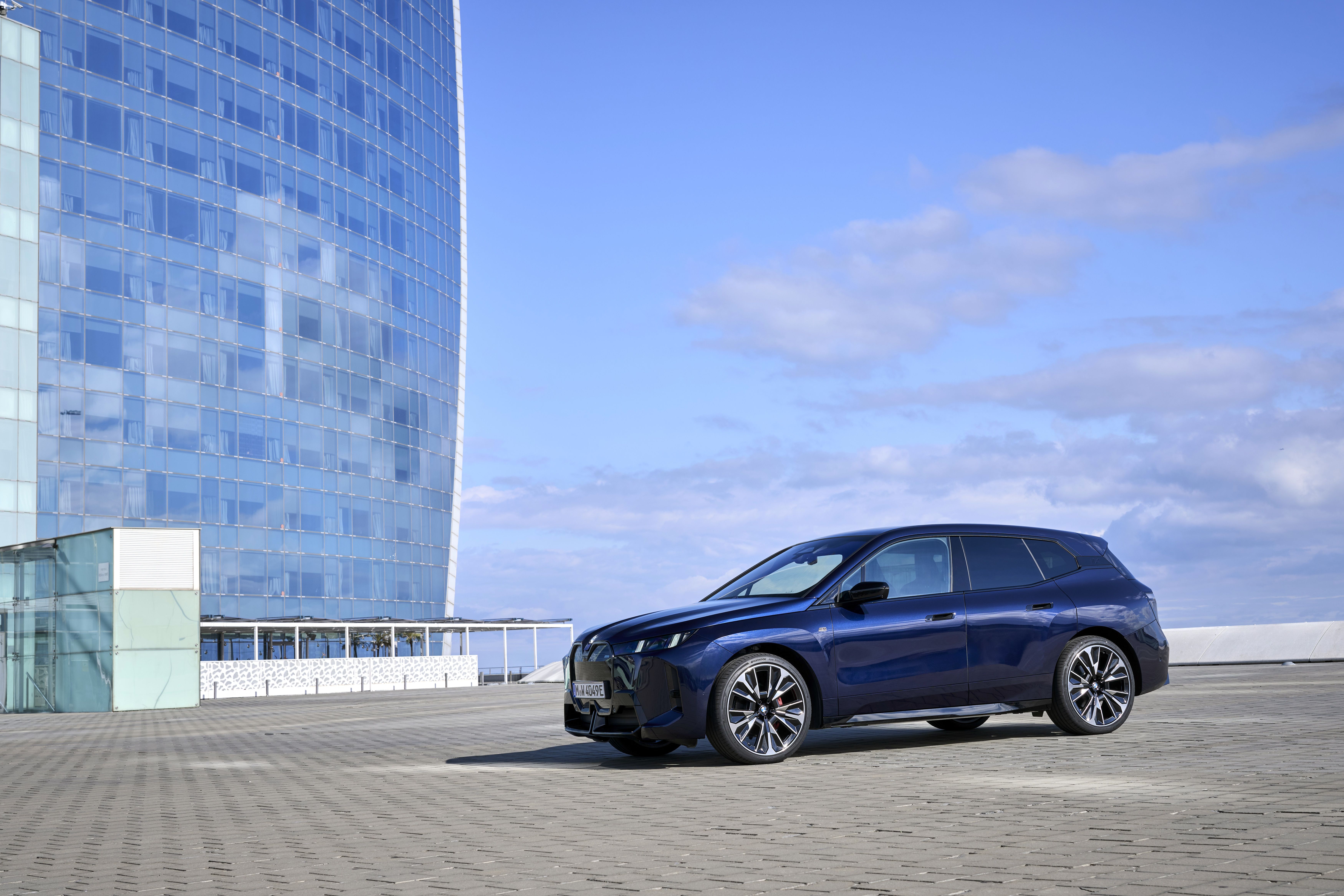 BMW iX M70