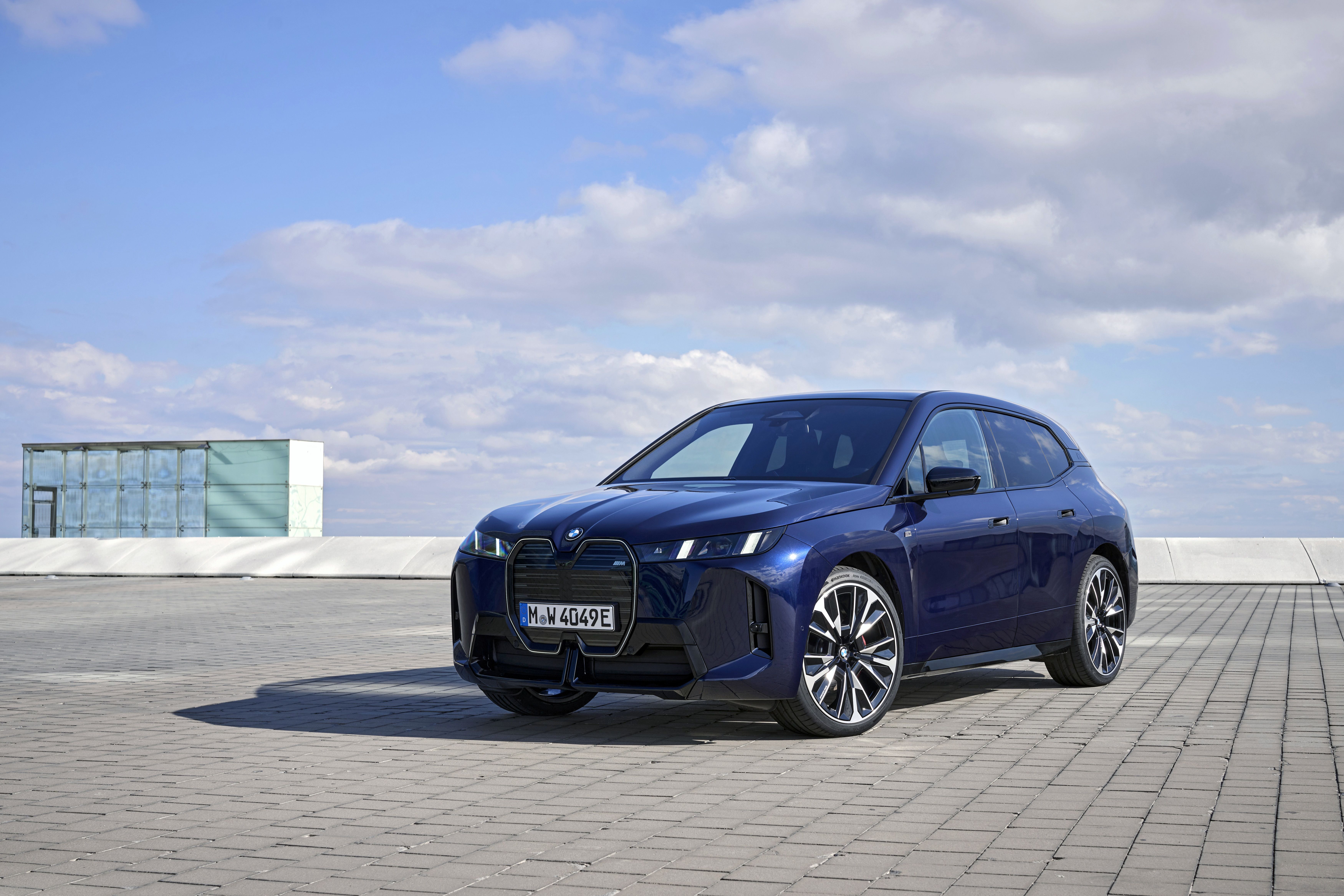 BMW iX M70