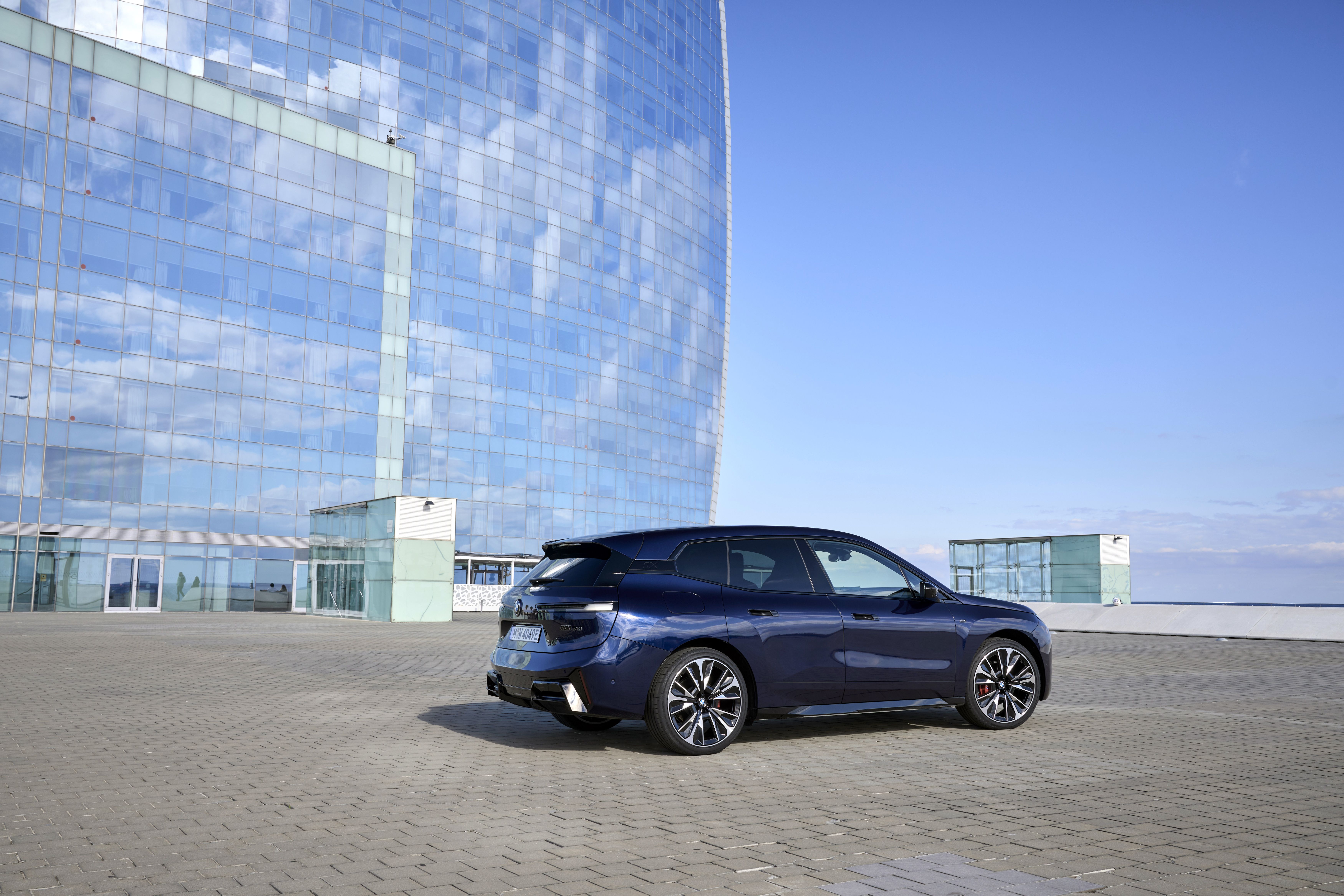 BMW iX M70