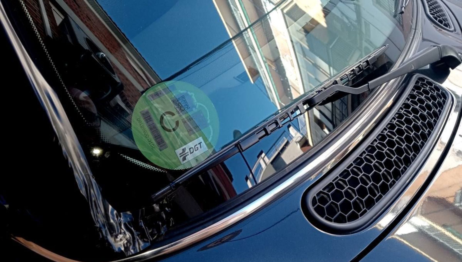 Guía sobre la etiqueta DGT: dónde conseguirla, precio y la multa por no llevarla en el coche