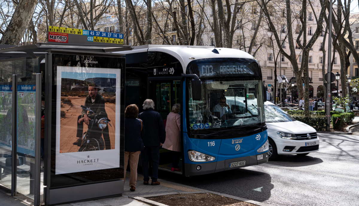 Así es la nueva tecnología de IA para vigilar y multar a coches mal aparcados en los carriles bus
