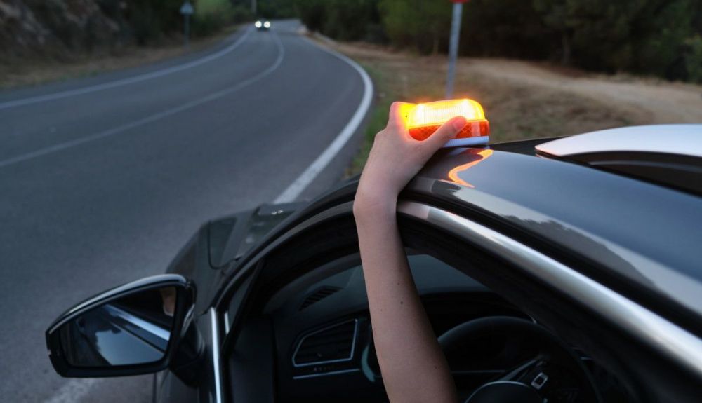 La luz V16 de la DGT será obligatoria ya en 2026, pero tiene un problema para muchos conductores La luz V16 de la DGT será obligatoria ya en 2026, pero tiene un problema para muchos conductores
