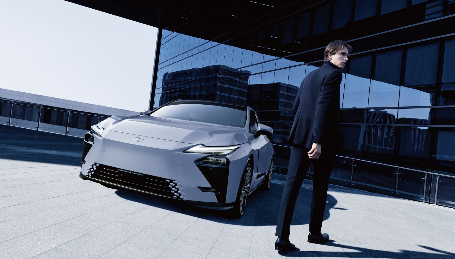 Lexus cambia por completo al ES tanto en su estética como en sus novedosas motorizaciones
