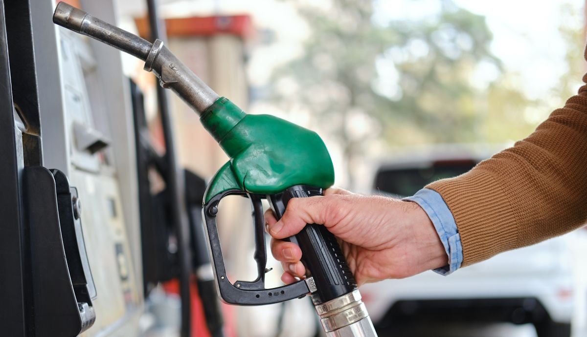 El lunes es el día más barato para repostar combustible en España