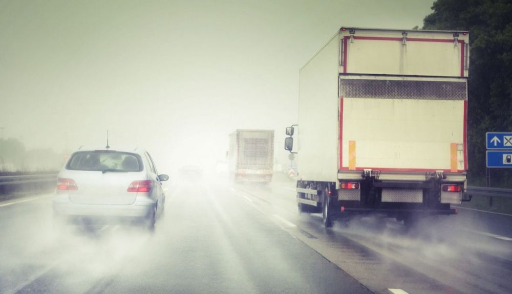 Multas de 200 € y cero adelantamientos: los nuevos planes de la DGT para situaciones de mal tiempo 