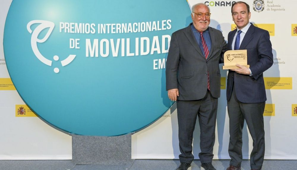 El director de la DGT, Pere Navarro, entregando uno de los Premios Internacionales de Movilidad
