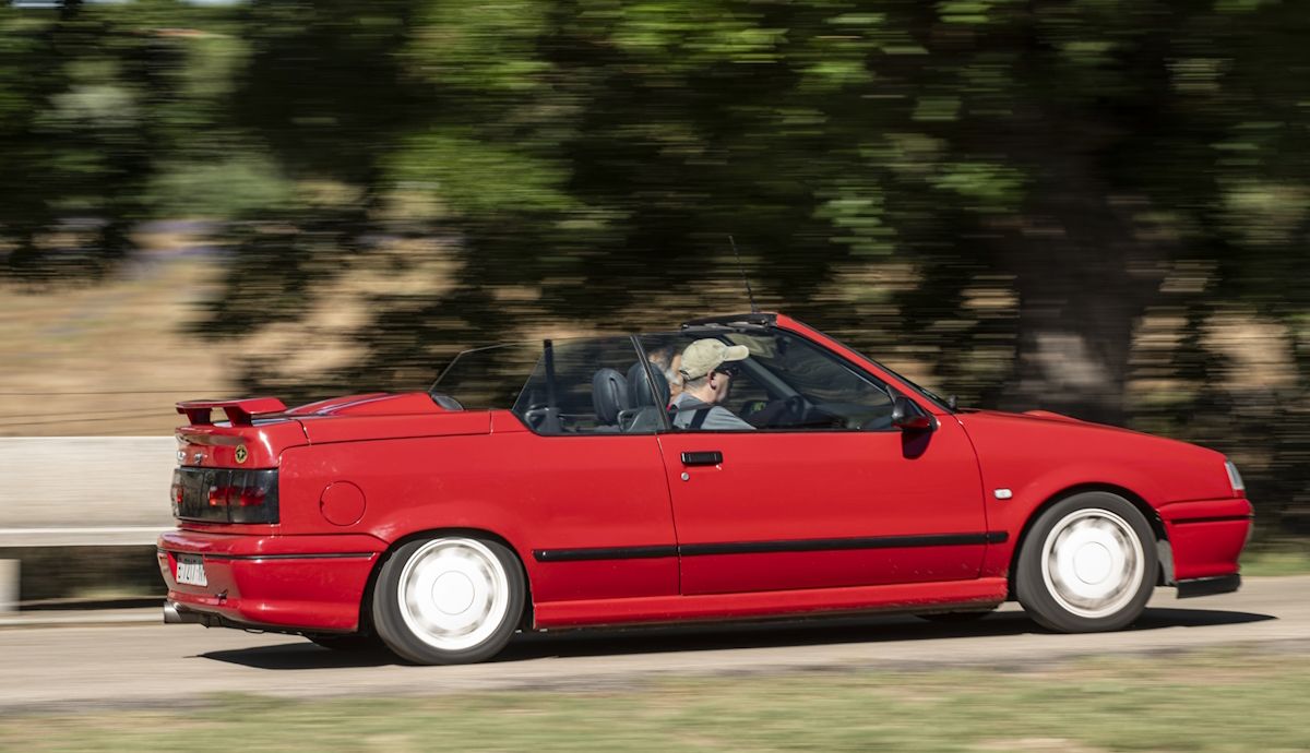 Nos subimos al Renault 19 16V Cabriolet, un coche de gran atractivo para seguir disfrutando