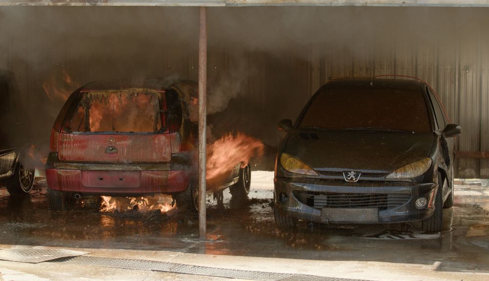 Simulación de coche eléctrico ardiendo sin efecto en cadena gracias a Ecofire Fighting Simulación de coche eléctrico ardiendo sin efecto en cadena gracias a Ecofire Fighting