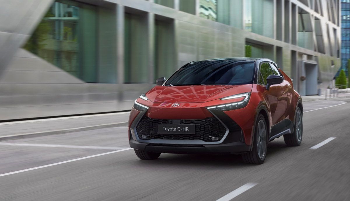 Son dos de los mejores coches híbridos y ahora Toyota baja los precios de CH R y Corolla