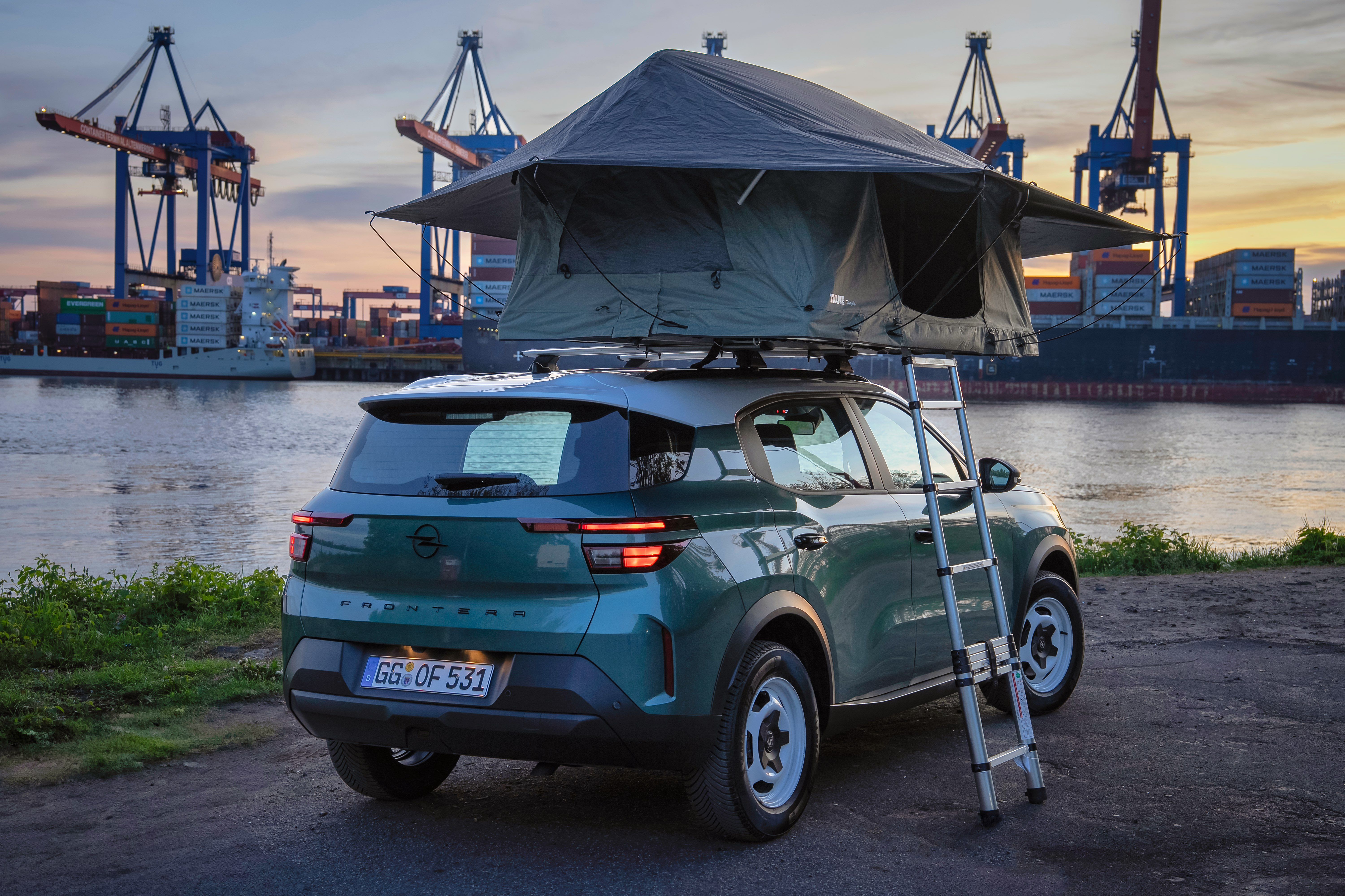 Opel Frontera con tienda de campaña Thule