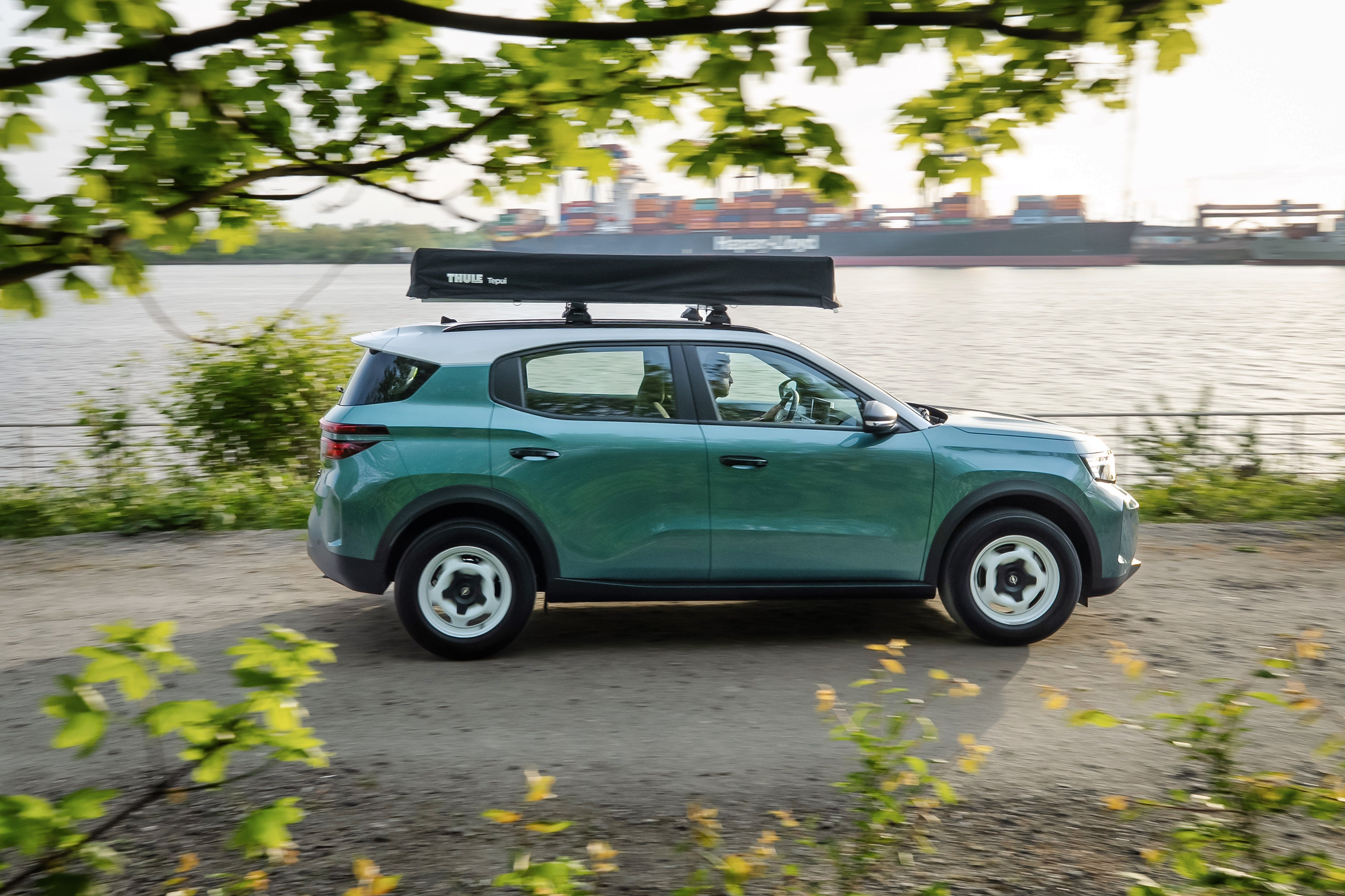 Opel Frontera con tienda de campaña Thule