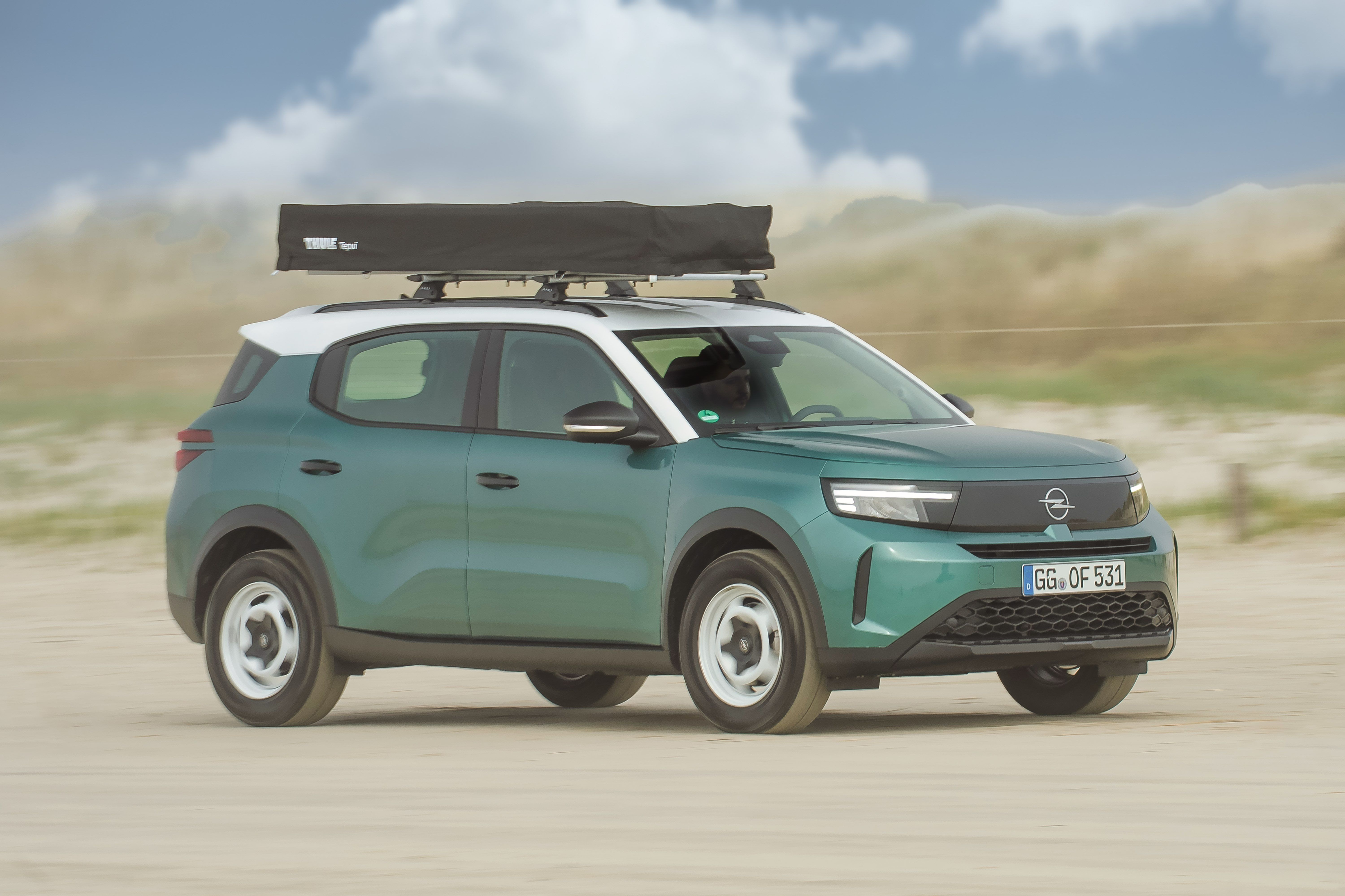 Opel Frontera con tienda de campaña Thule