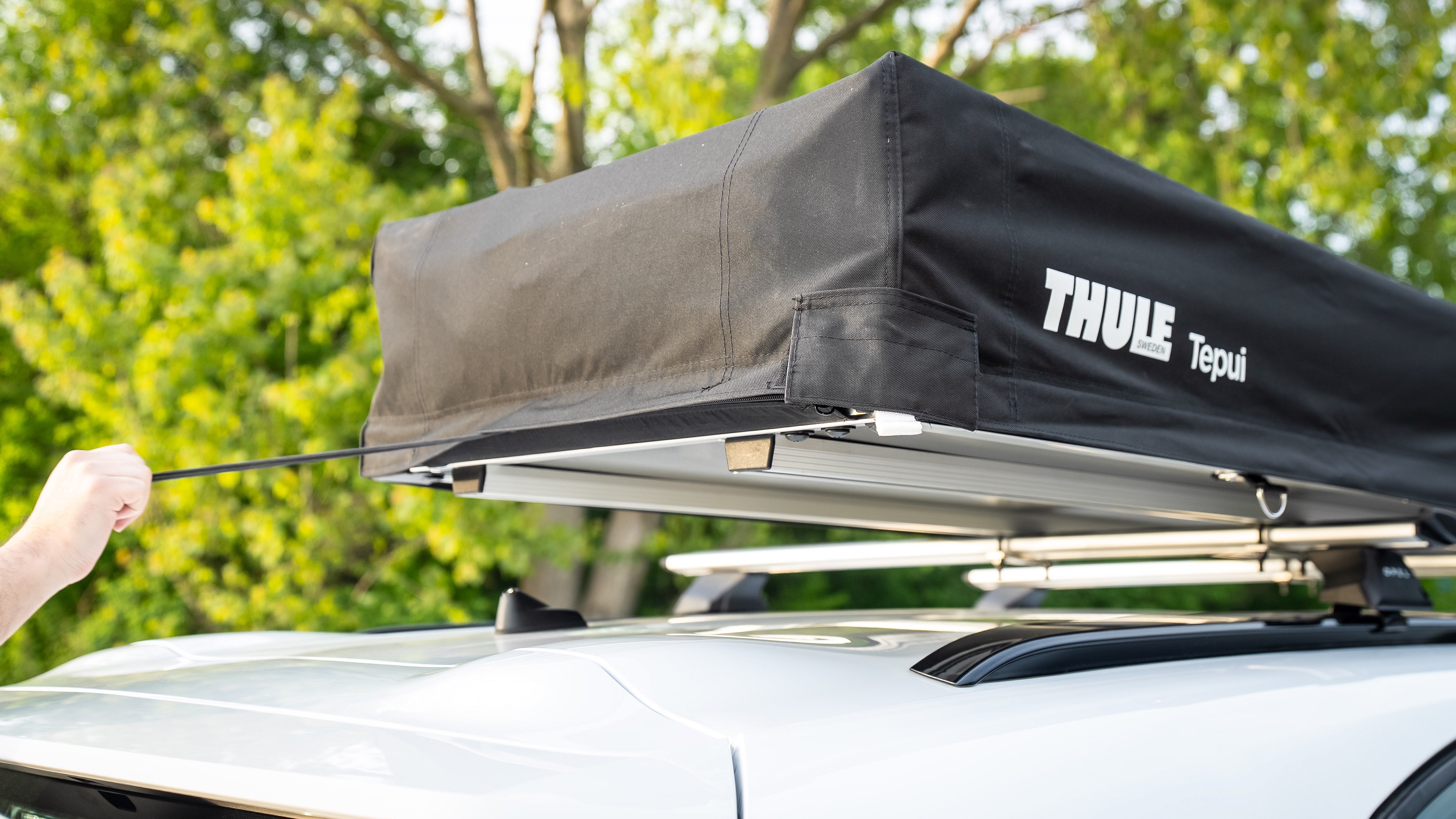 Opel Frontera con tienda de campaña Thule