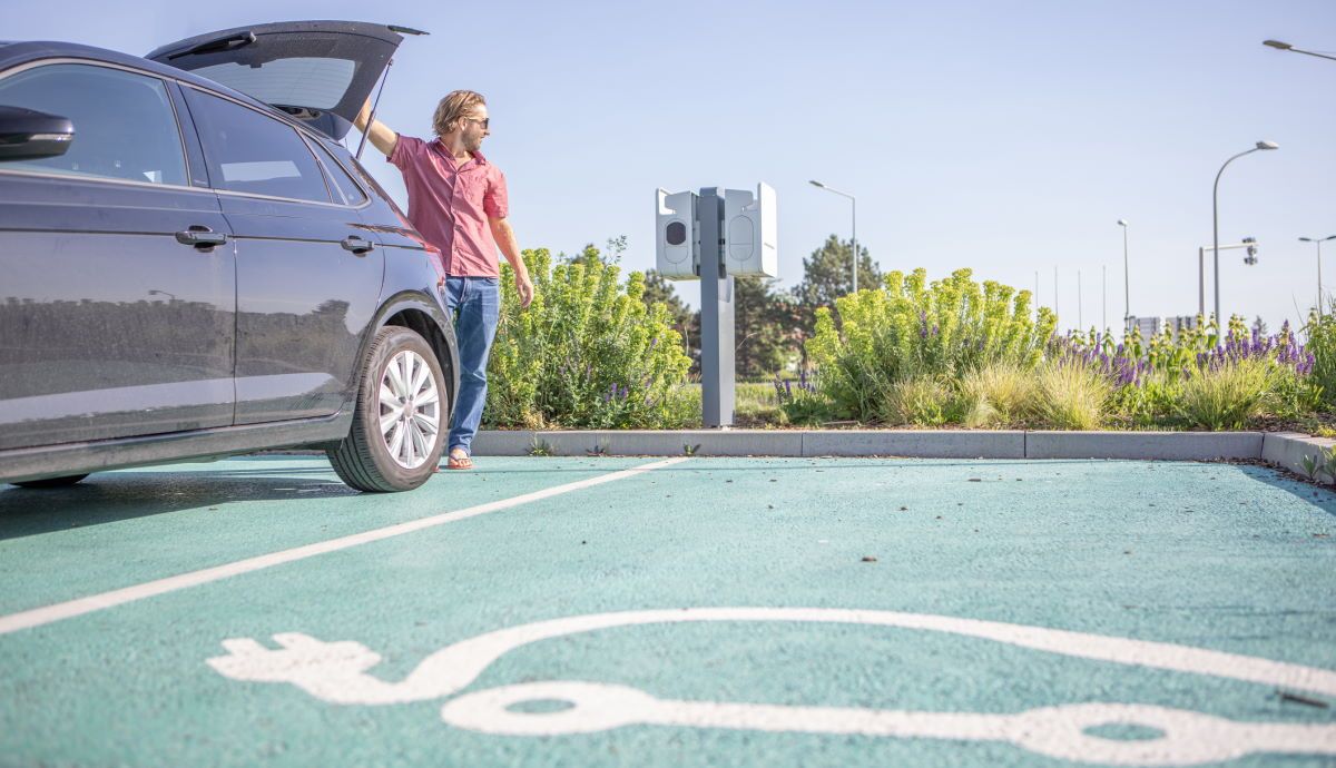 Estas son las peores comunidades para cargar tu coche eléctrico en España, según un informe de la OCU