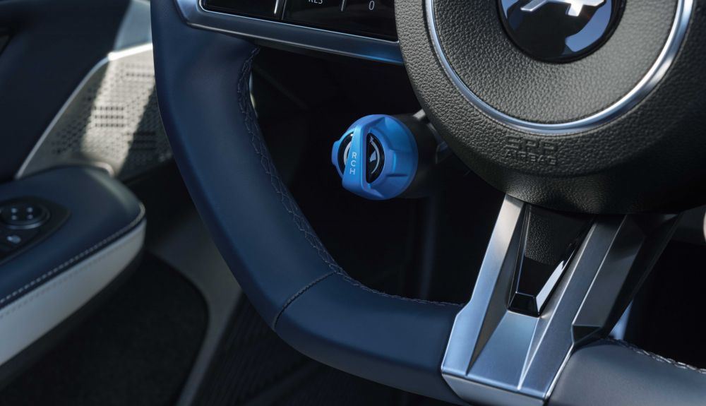 El botón que modifica la frenada regenerativa obliga a separar la mano izquierda del volante. Su efecto estético es incuestionable. El botón que modifica la frenada regenerativa obliga a separar la mano izquierda del volante. Su efecto estético es incuestionable.
