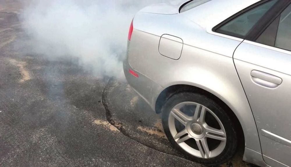 Qué significan hoy los colores del humo de escape, Negro, blanco, azul… Ojo, avisan de averías