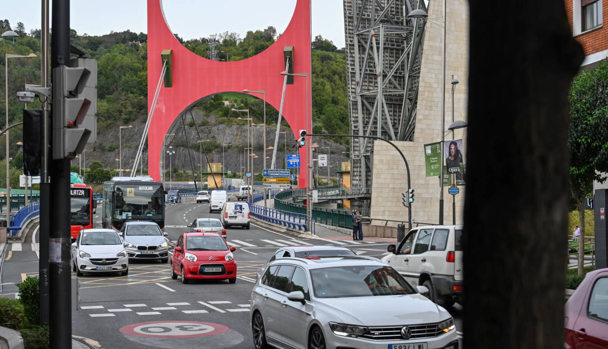 Más restricciones para los coches con etiqueta B: esta ciudad vetará su acceso a la ZBE entre semana