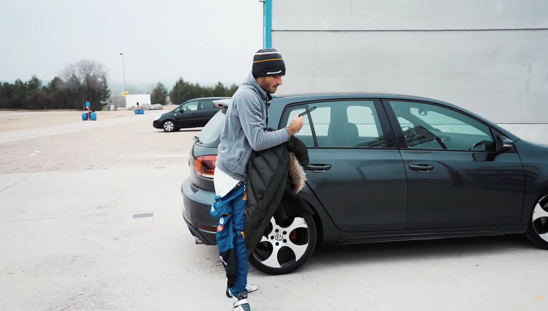 El sorprendente coche con el que circula a diario Carlos Sainz por España y todo su garaje