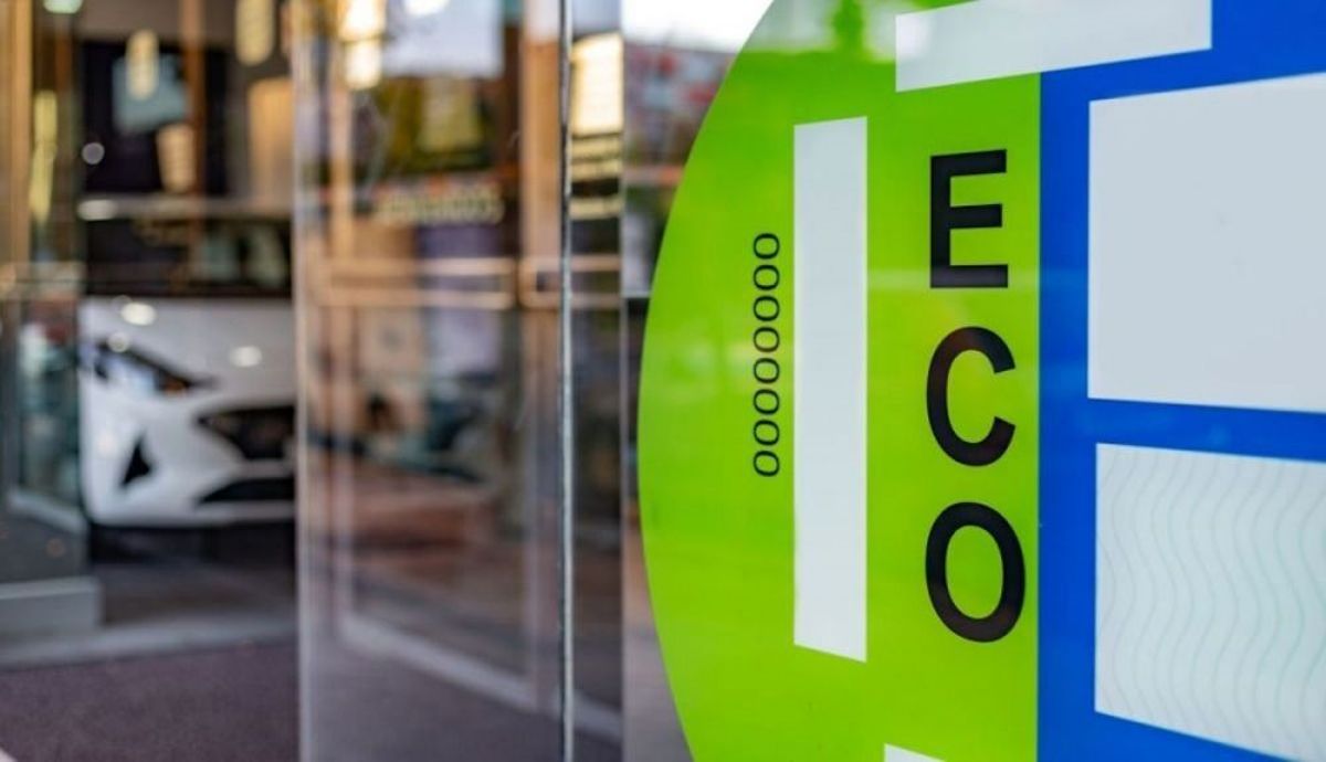 Fin a las actuales etiquetas de DGT, el Gobierno las cambiará y afectará a Zonas de Bajas Emisiones