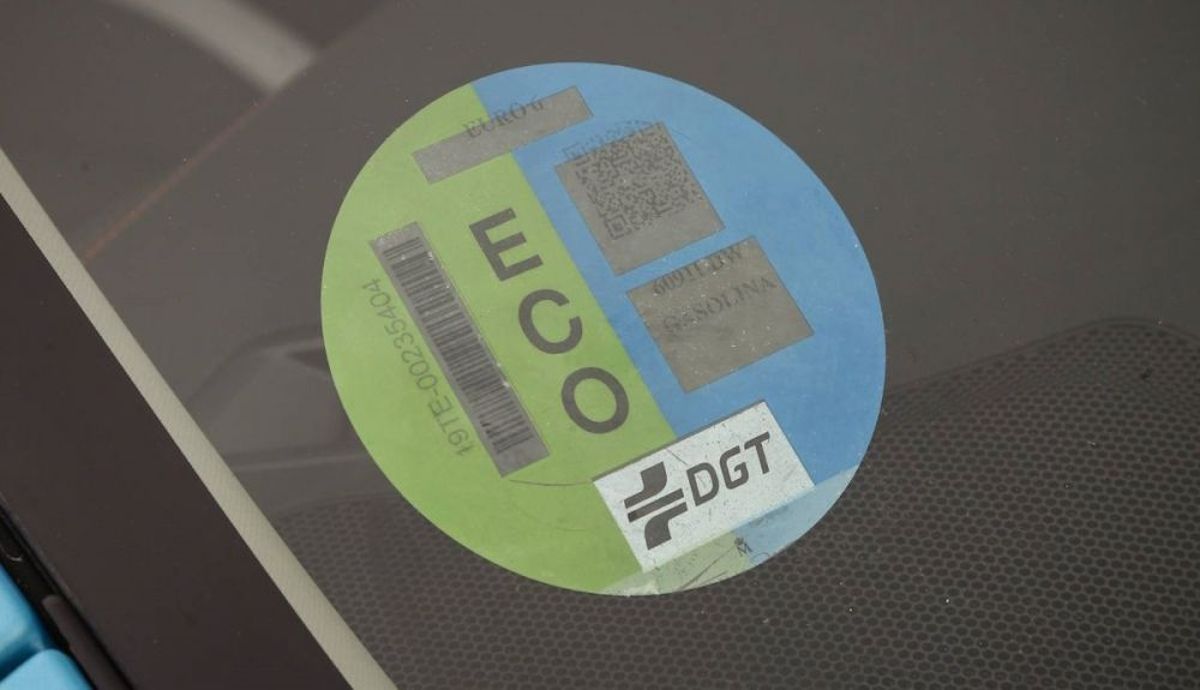 Puedes perder la etiqueta ECO o Cero del coche ahora que la DGT cambiará el sistema de pegatinas