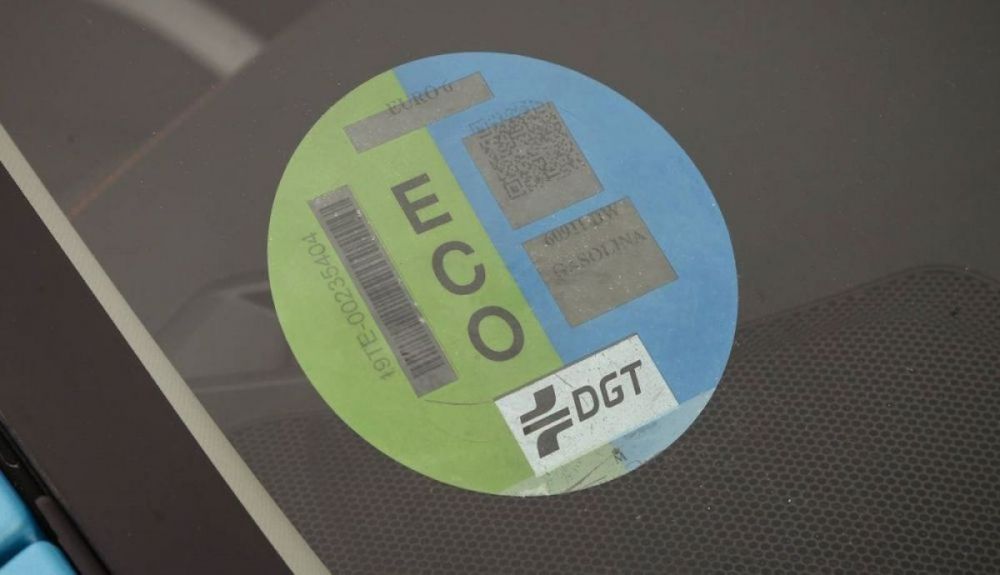 Puedes perder la etiqueta ECO o Cero del coche ahora que la DGT cambiará el sistema de pegatinas Puedes perder la etiqueta ECO o Cero del coche ahora que la DGT cambiará el sistema de pegatinas