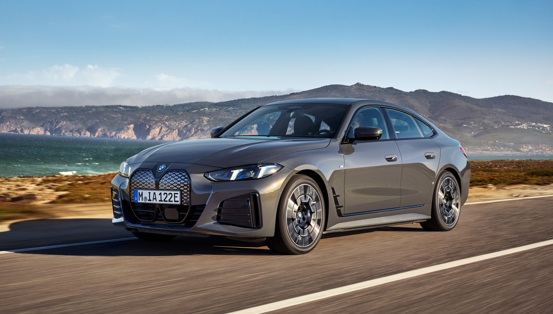 Una actualización para el BMW i4 le permite aumentar su autonomía y superar los 600 km con una carga