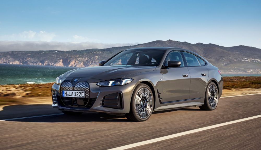 Una actualización para el BMW i4 le permite aumentar su autonomía y superar los 600 km con una carga